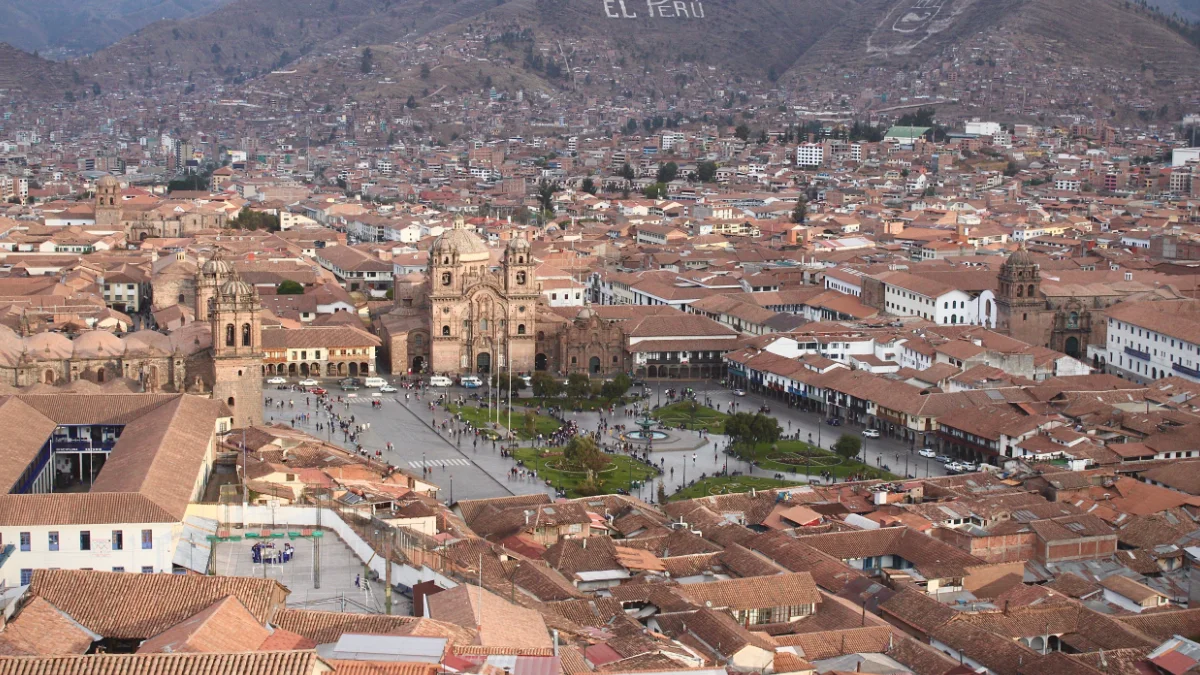Plaza de Armas in Cusco and the cathedral, with the city and the mountains behind