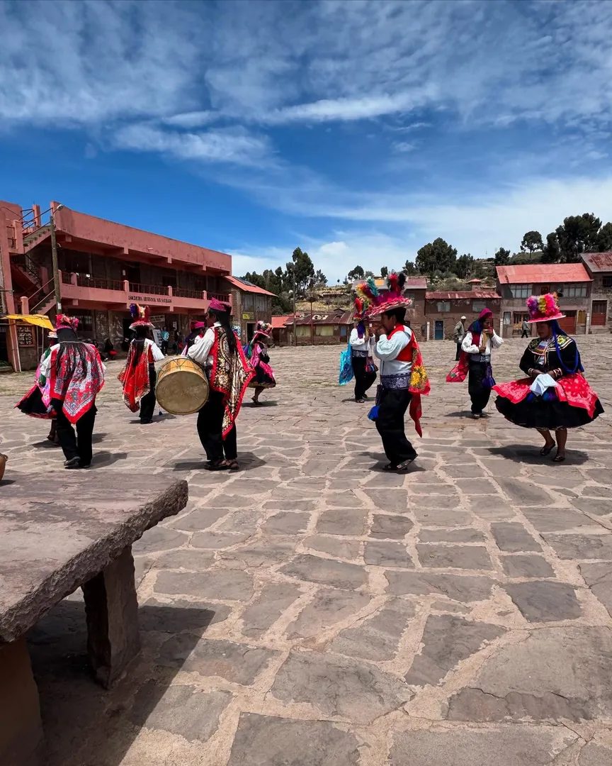 Fiesta en la plaza de Amantaní