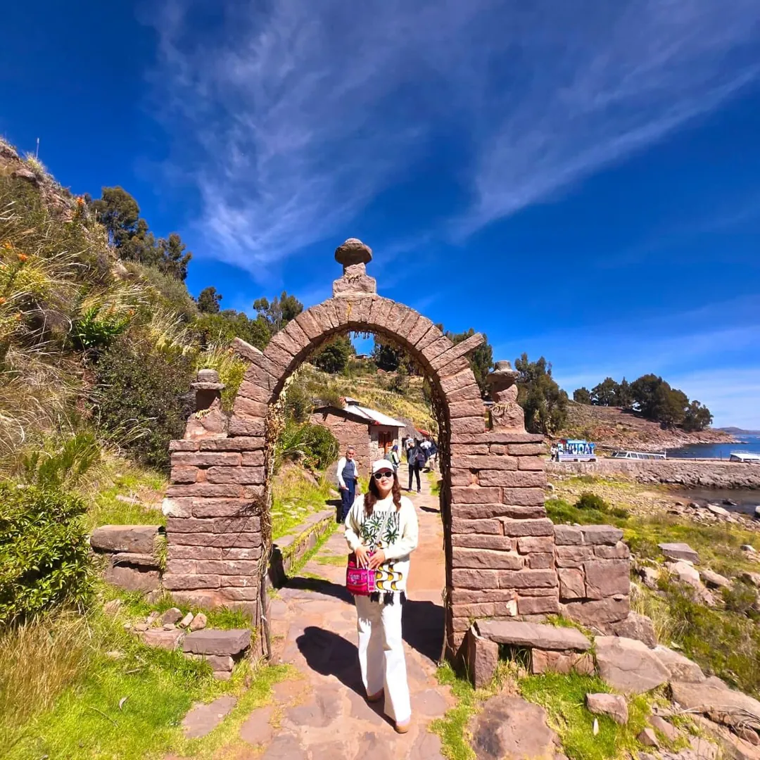 Arco de piedra en la isla Taquile