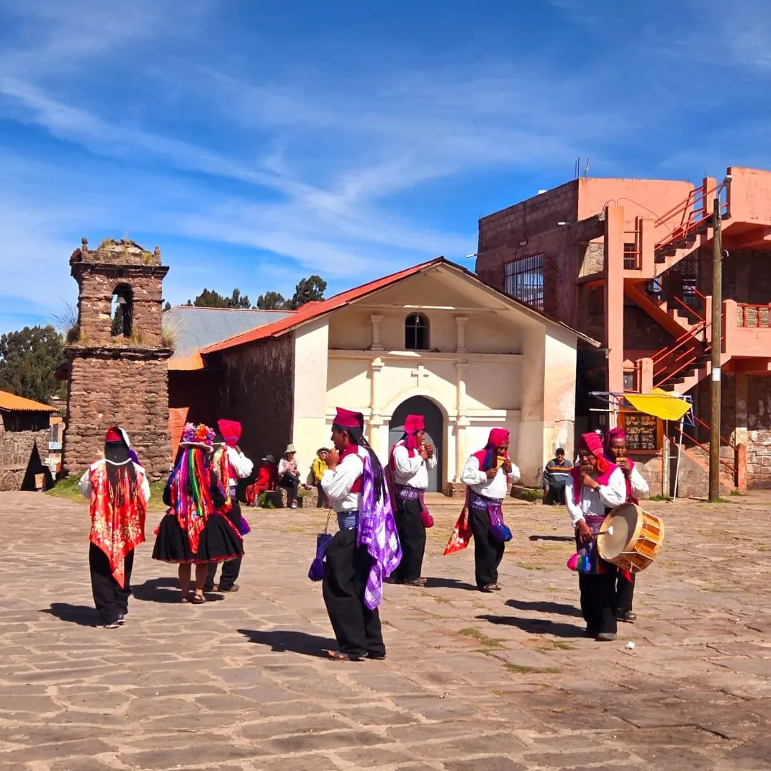 Músicos en la plaza de Taquile