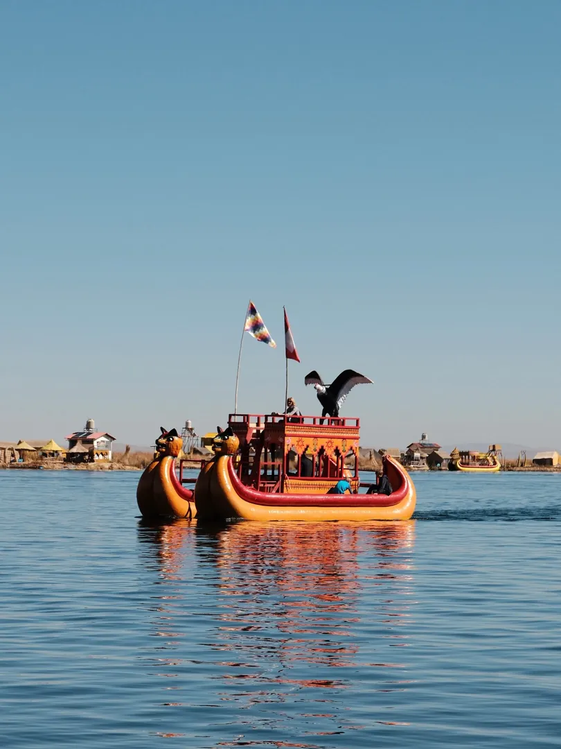 Balsa de totora de los Uros