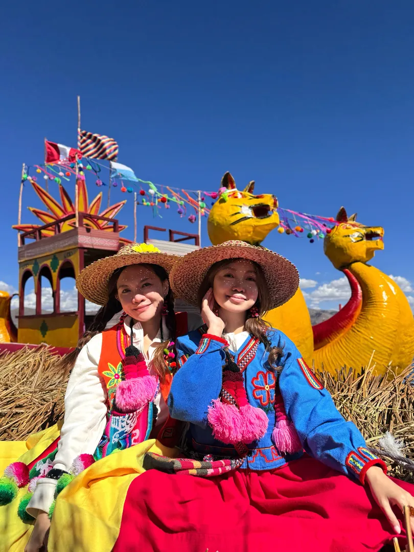 Visitors on a totora reed boat