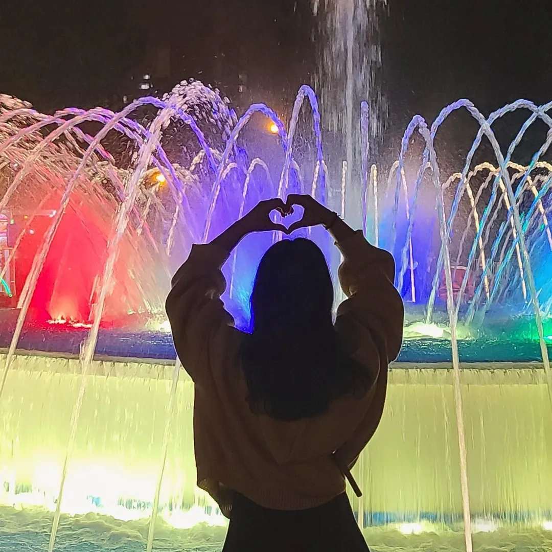 Visitor in front of the fountains at Parque de la Reserva