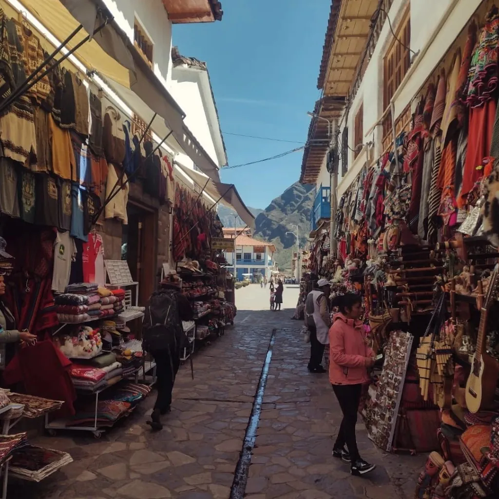 Pisac craft market
